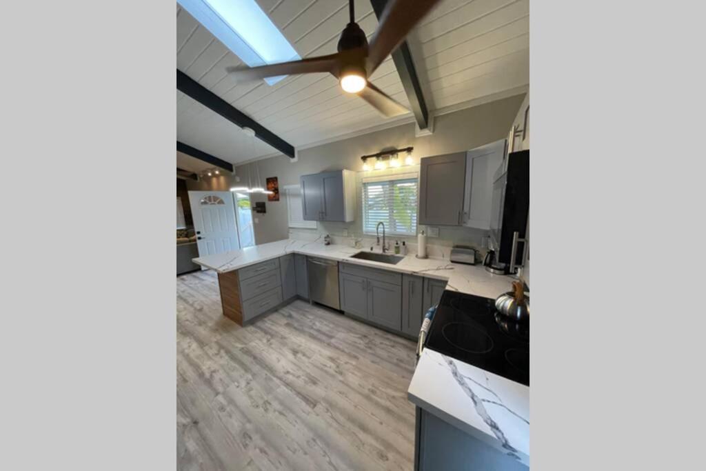 Spacious 2 Bedroom Beach House With King Suite Waianae Exterior photo